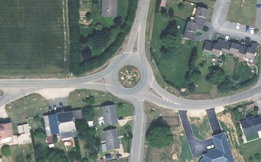 Vue aérienne du Rond-point anonyme n°148153765