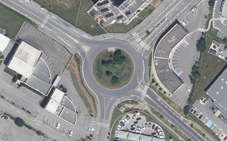 Vue aérienne du Rond-point anonyme n°148179085