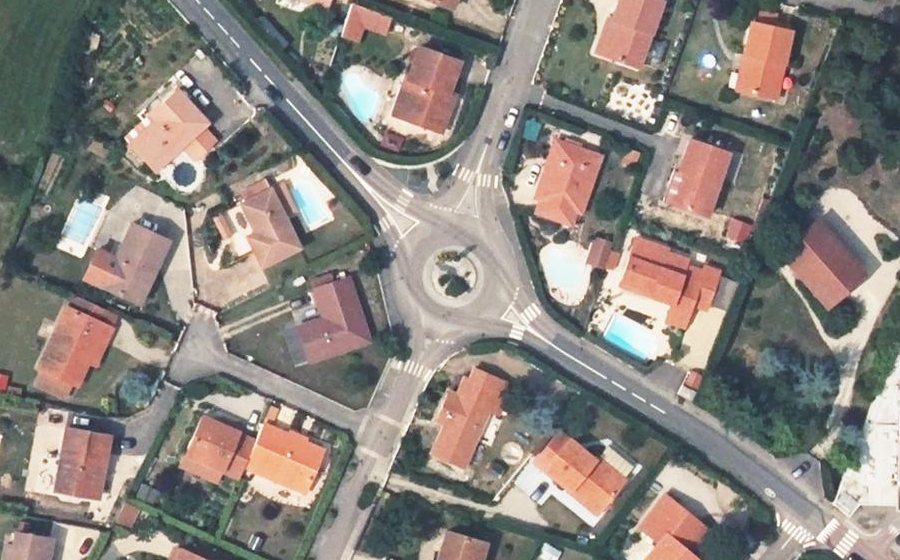 Vue aérienne du Rond-point anonyme n°148205085