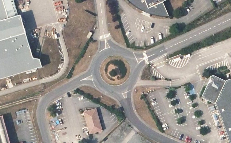 Vue aérienne du Rond-point anonyme n°148211425