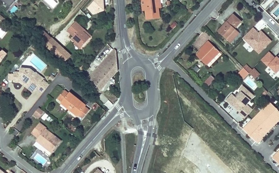 Vue aérienne du Rond-point anonyme n°148249800