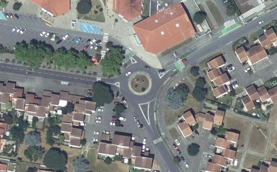 Vue aérienne du Rond-point anonyme n°148249805