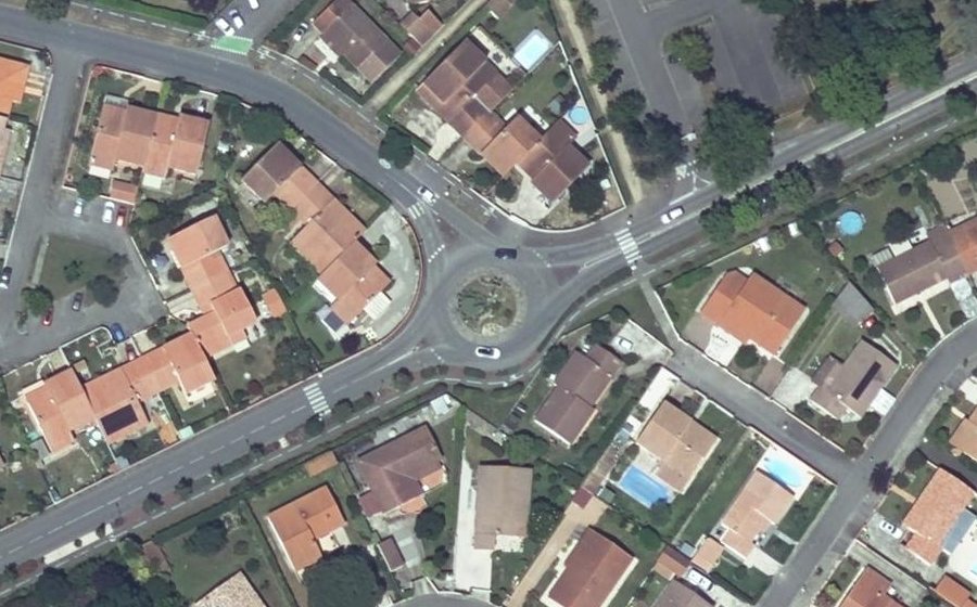 Vue aérienne du Rond-point anonyme n°148249866