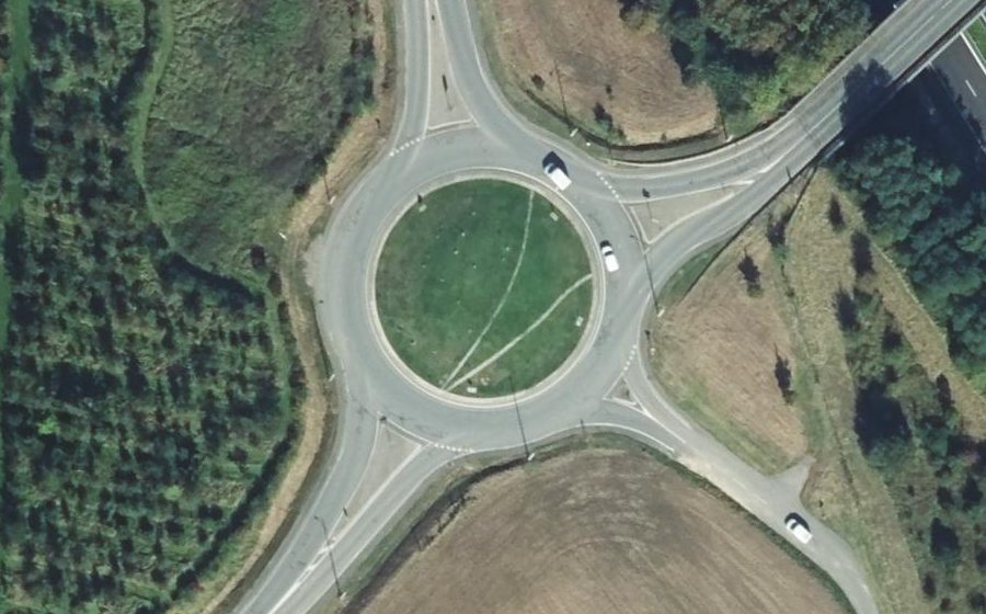 Vue aérienne du Rond-point anonyme n°148256864