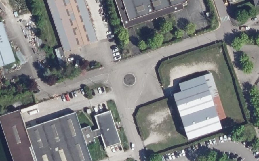 Vue aérienne du Rond-point anonyme n°148276348