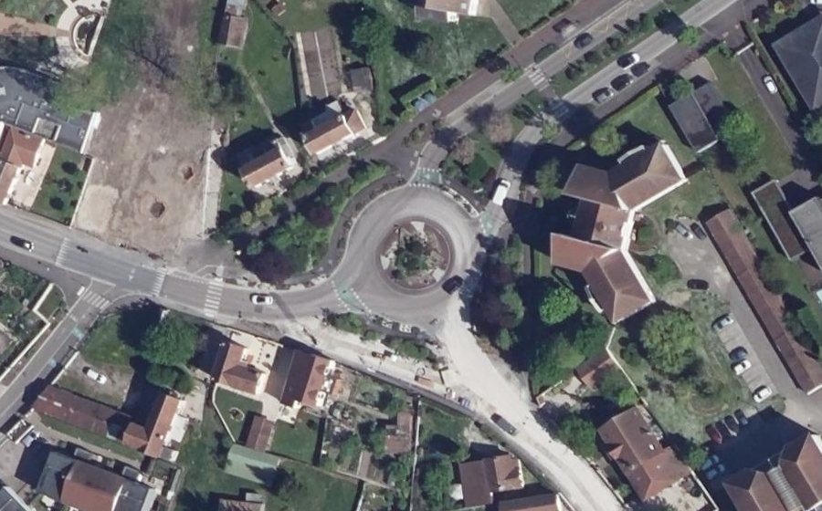 Vue aérienne du Rond-point anonyme n°148278196