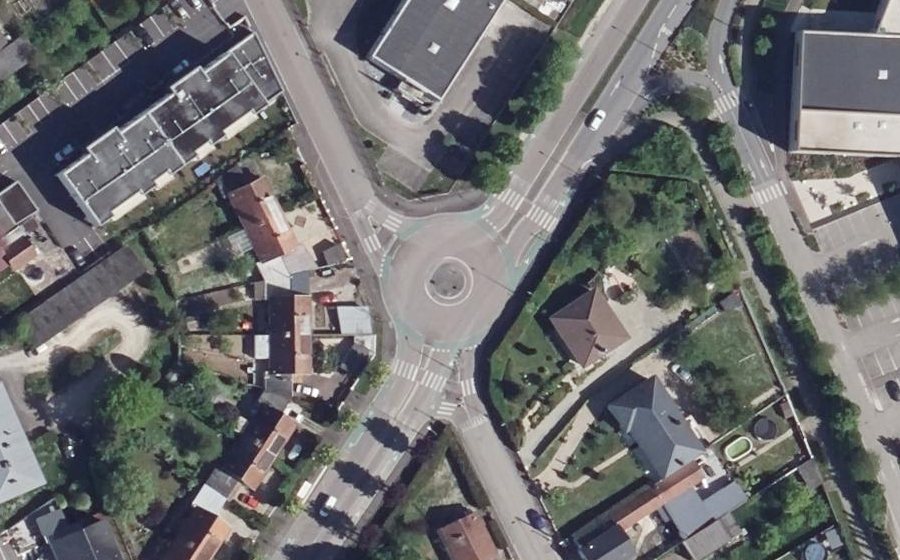 Vue aérienne du Rond-point anonyme n°148279304