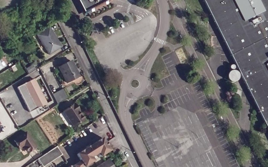 Vue aérienne du Rond-point anonyme n°148279861