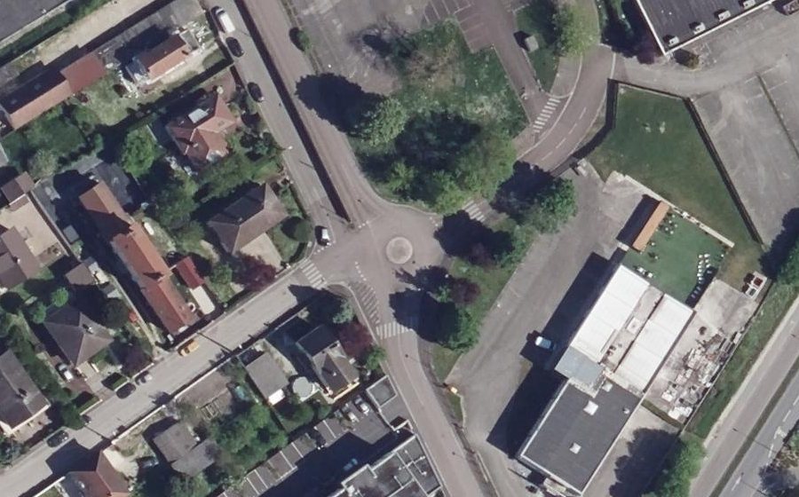 Vue aérienne du Rond-point anonyme n°148279863