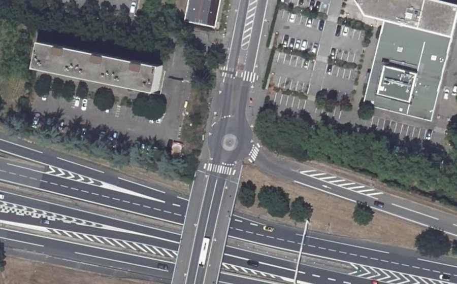 Vue aérienne du Rond-point anonyme n°148287381