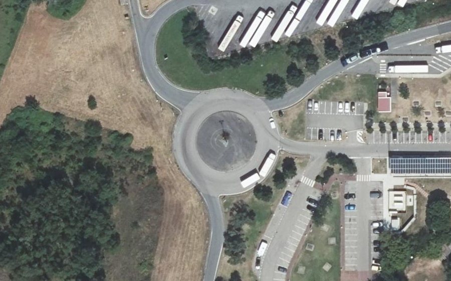 Vue aérienne du Rond-point anonyme n°148296313