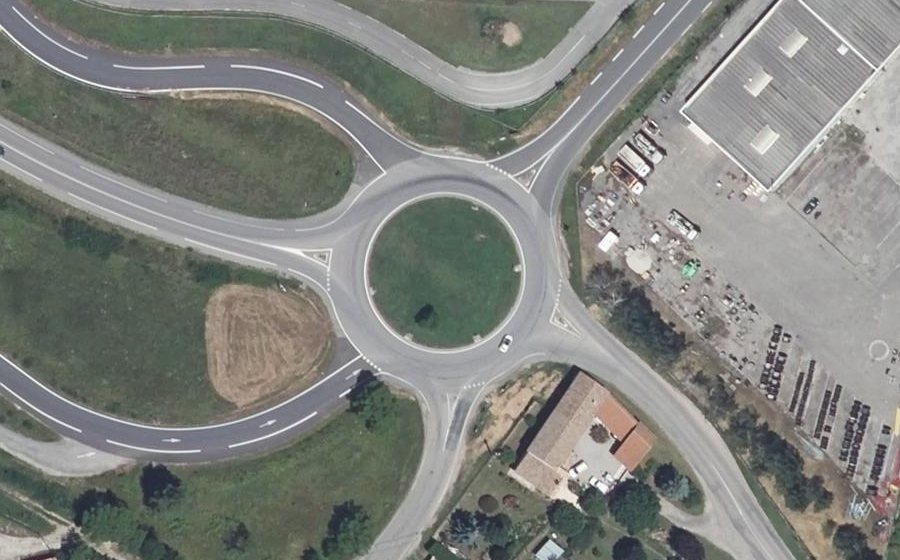 Vue aérienne du Rond-point anonyme n°148308241