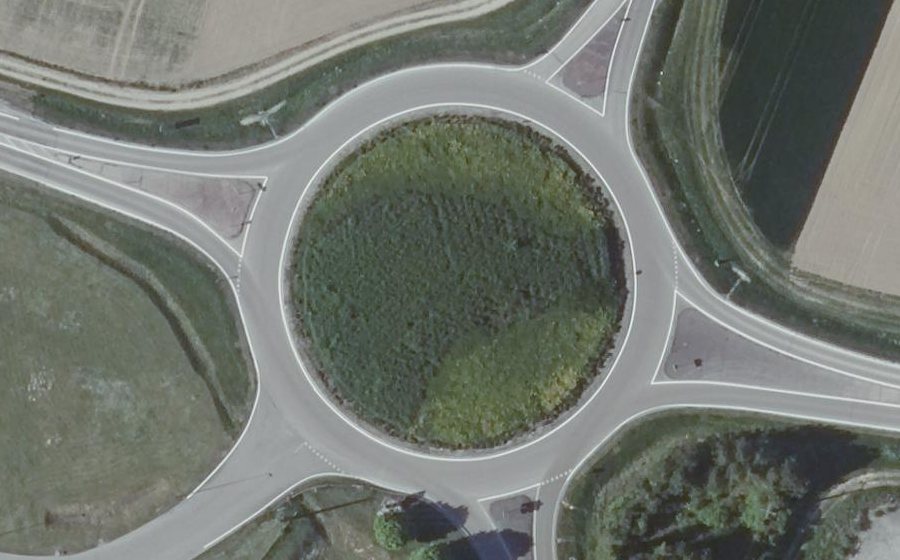 Vue aérienne du Rond-point anonyme n°148358026