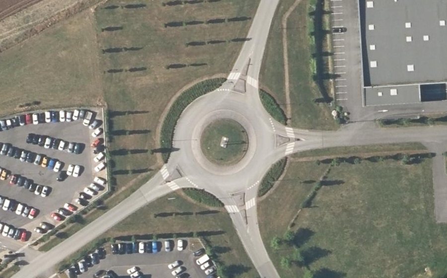 Vue aérienne du Rond-point anonyme n°1483923604