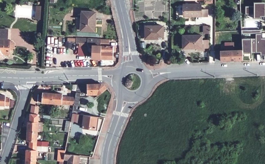 Vue aérienne du Rond-point anonyme n°148393899