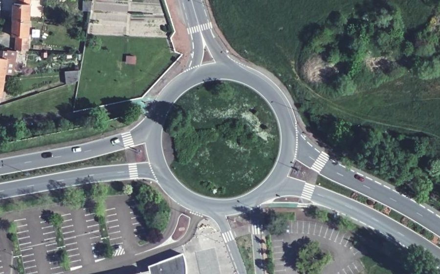 Vue aérienne du Rond-point anonyme n°148393906