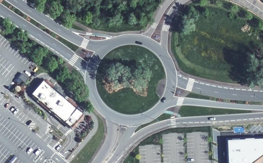 Vue aérienne du Rond-point anonyme n°148396936