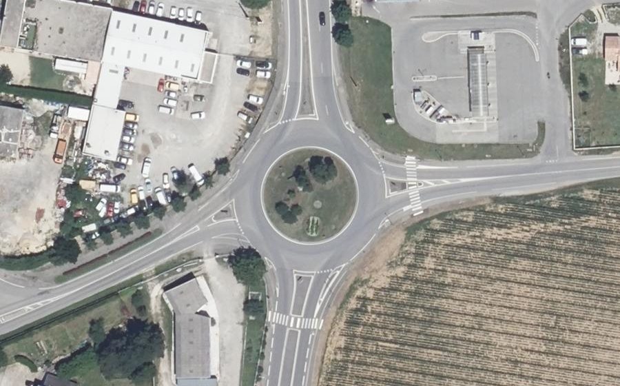 Vue aérienne du Rond-point anonyme n°148446317
