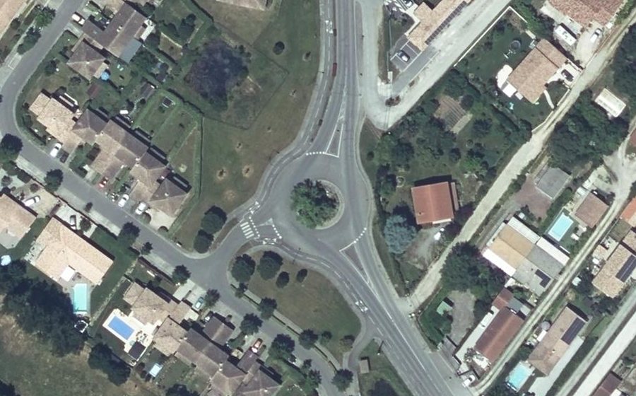 Vue aérienne du Rond-point anonyme n°148511092