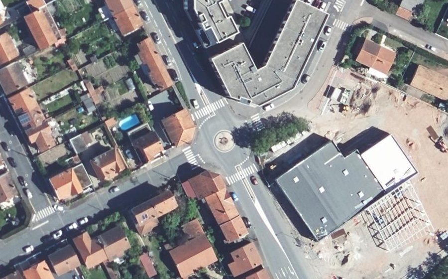 Vue aérienne du Rond-point anonyme n°148523602