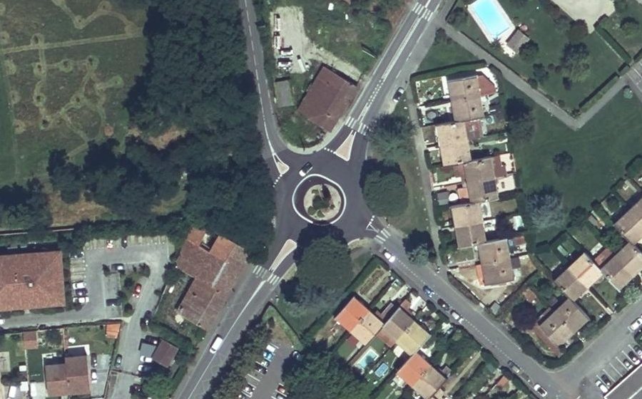Vue aérienne du Rond-point anonyme n°148523945