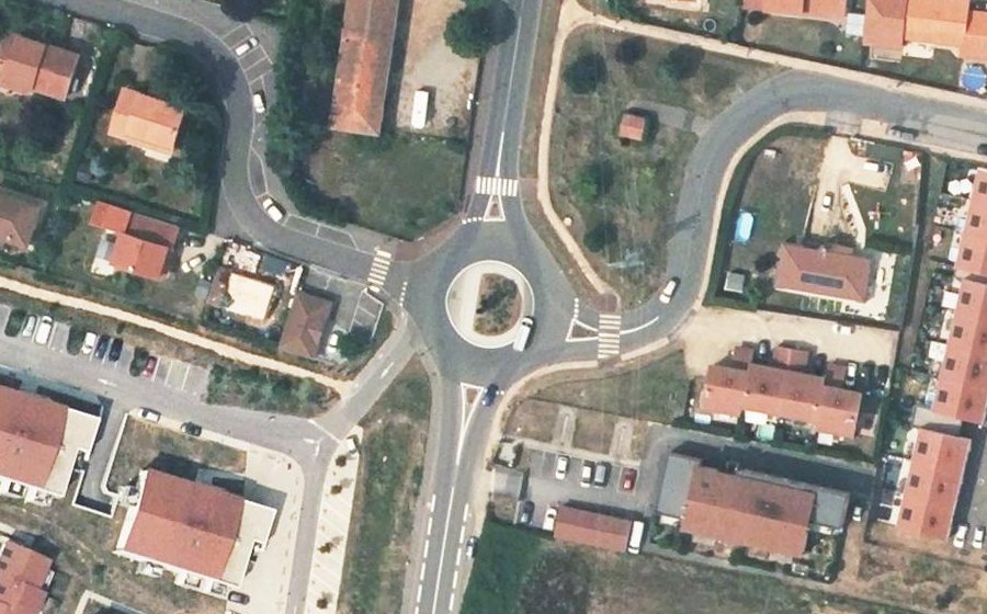 Vue aérienne du Rond-point anonyme n°148581111
