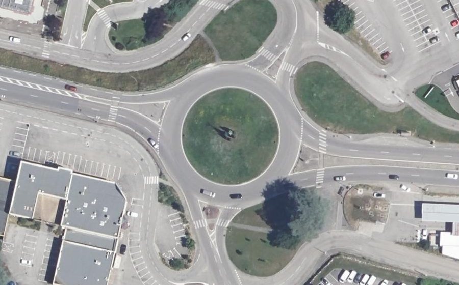 Vue aérienne du Rond-point anonyme n°148605760