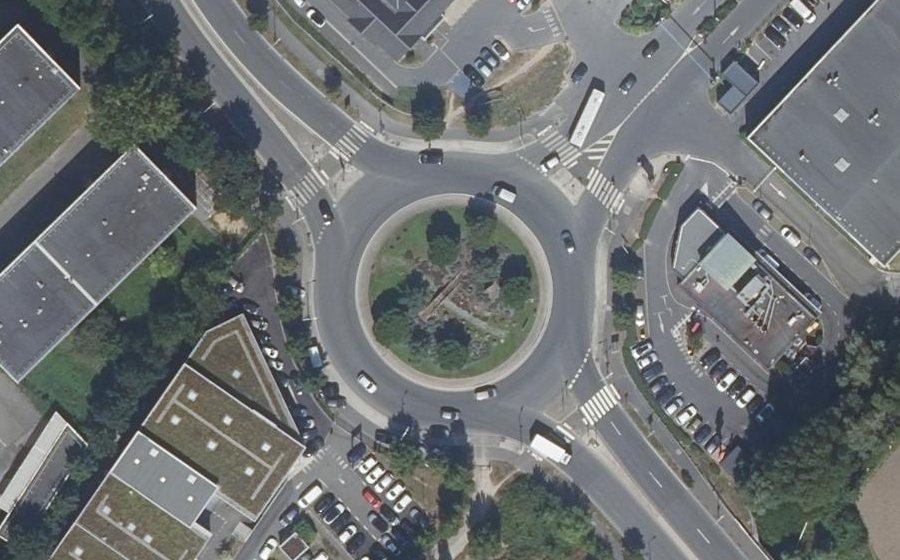 Vue aérienne du Rond-point anonyme n°148610404