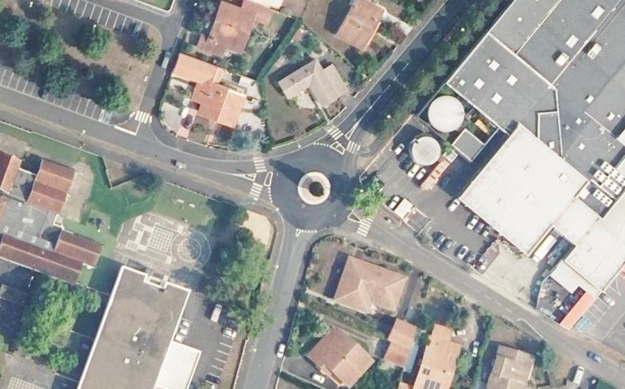 Vue aérienne du Rond-point anonyme n°148634555