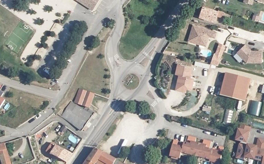 Vue aérienne du Rond-point anonyme n°148641802