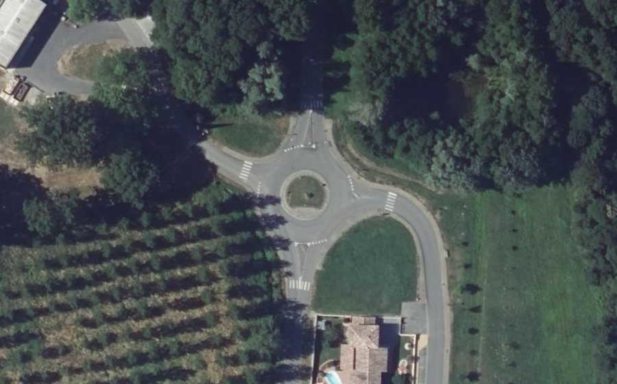 Vue aérienne du Rond-point anonyme n°148645590