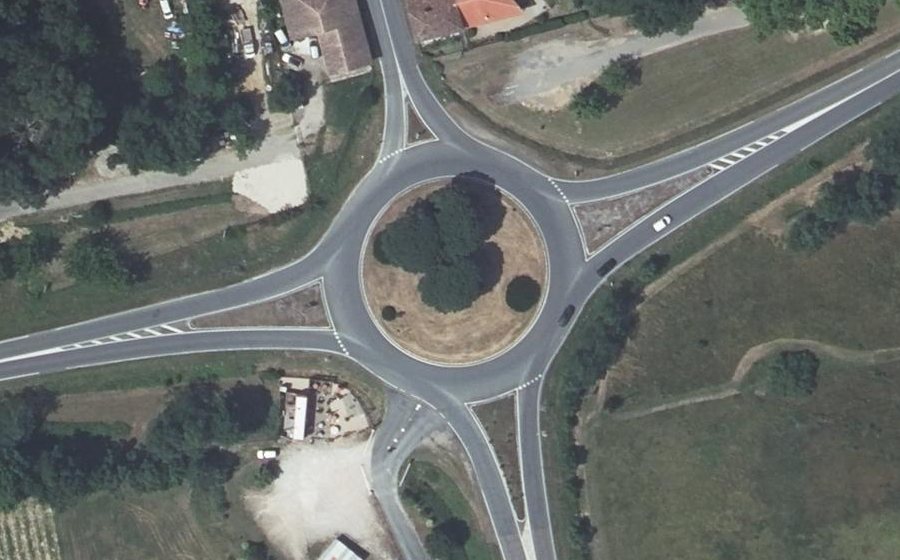 Vue aérienne du Rond-point anonyme n°148696582