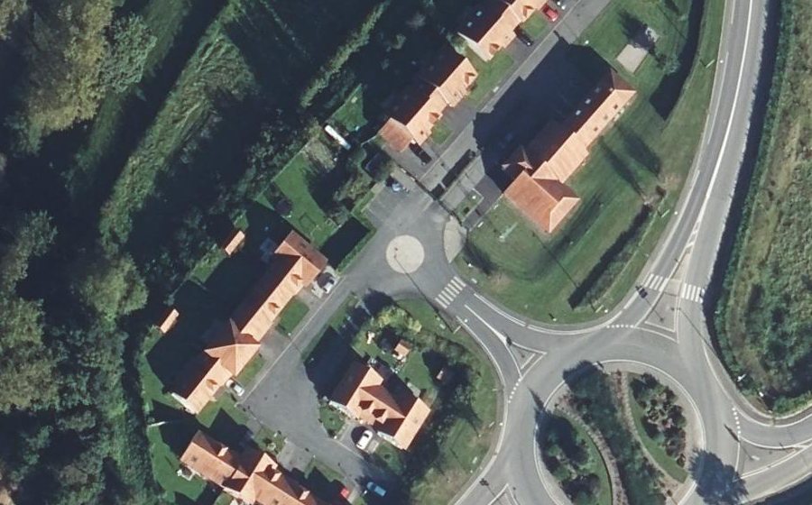Vue aérienne du Rond-point anonyme n°148699213