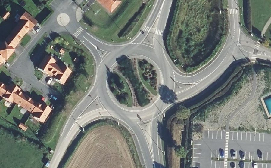 Vue aérienne du Rond-point anonyme n°148699221
