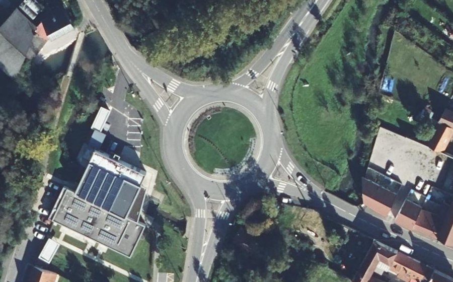 Vue aérienne du Rond-point anonyme n°148699222