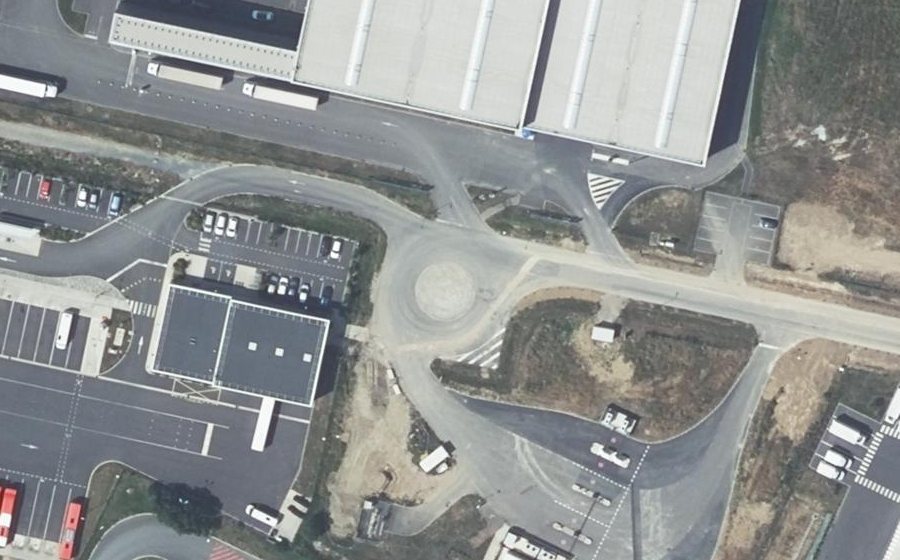 Vue aérienne du Rond-point anonyme n°148699504