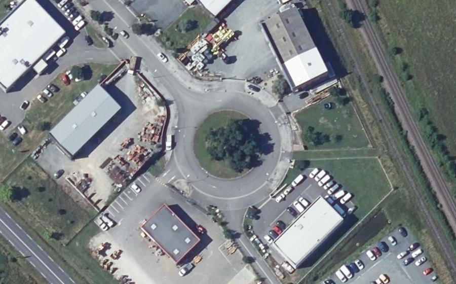 Vue aérienne du Rond-point anonyme n°148699525