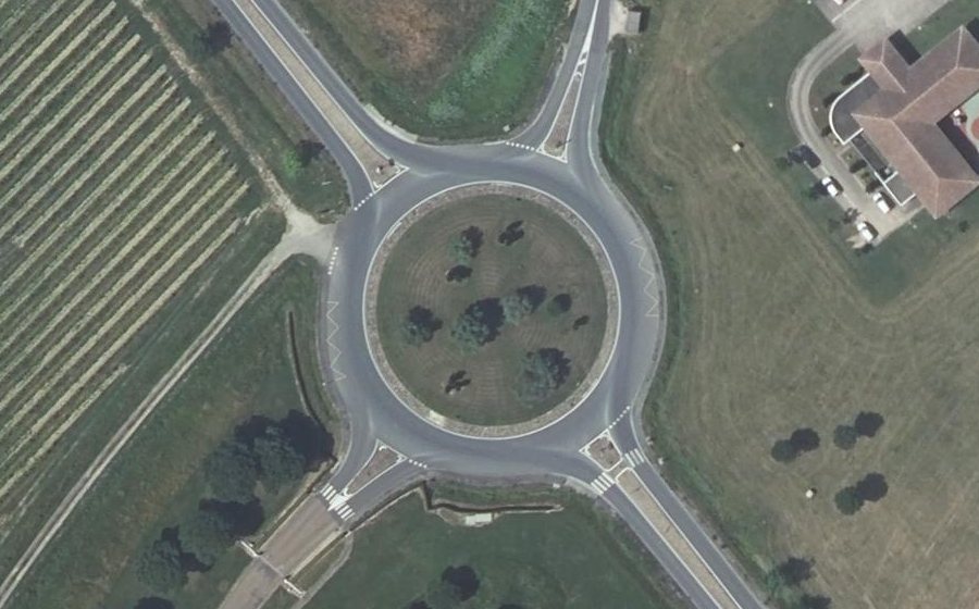 Vue aérienne du Rond-point anonyme n°148699527