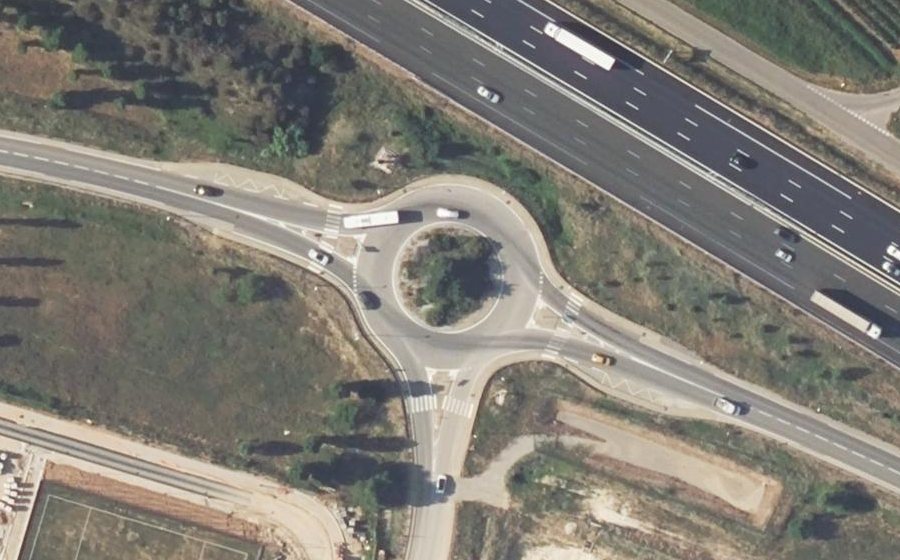 Vue aérienne du Rond-point anonyme n°148739493