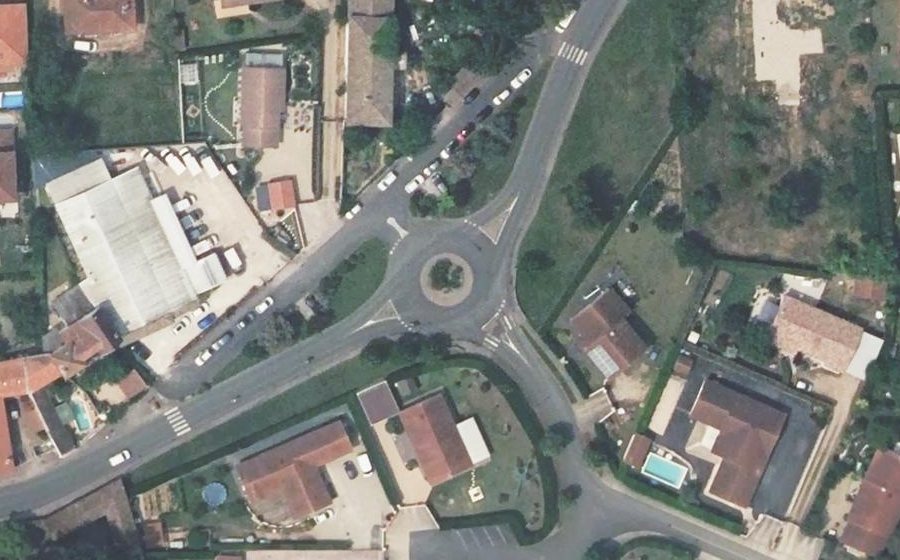 Vue aérienne du Rond-point anonyme n°148751742