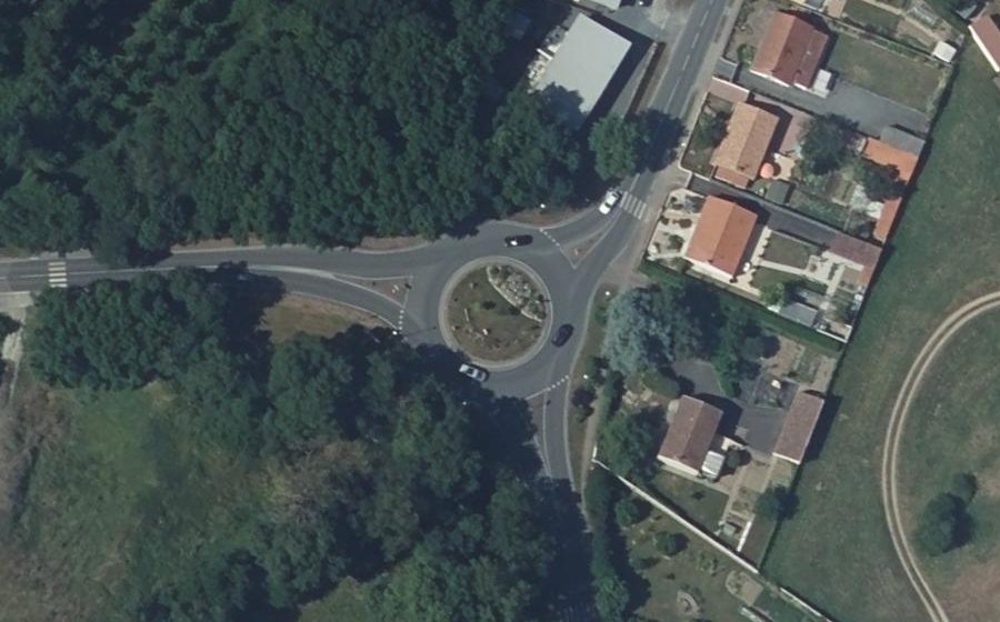Vue aérienne du Rond-point anonyme n°148827018