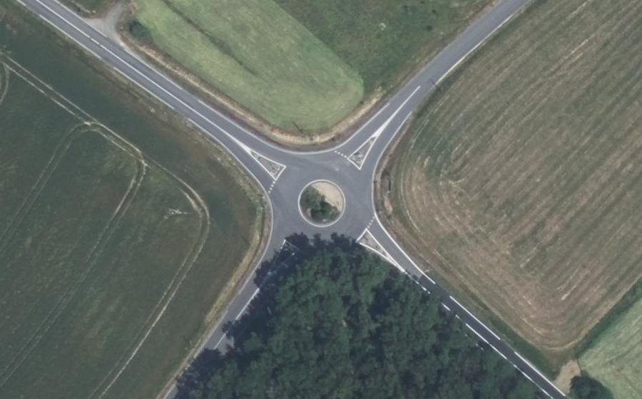 Vue aérienne du Rond-point anonyme n°148858396