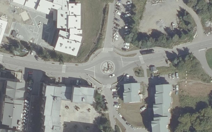 Vue aérienne du Rond-point anonyme n°148868536
