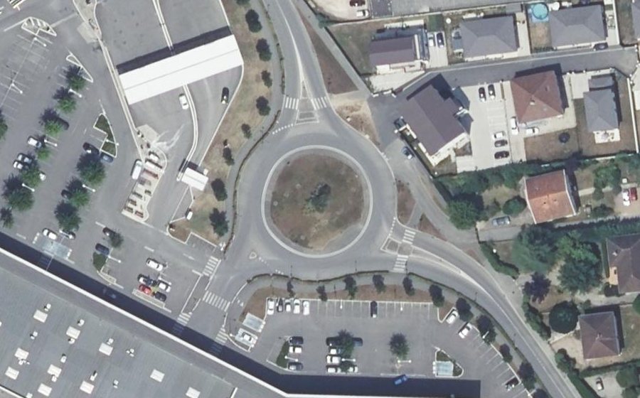 Vue aérienne du Rond-point anonyme n°148882309