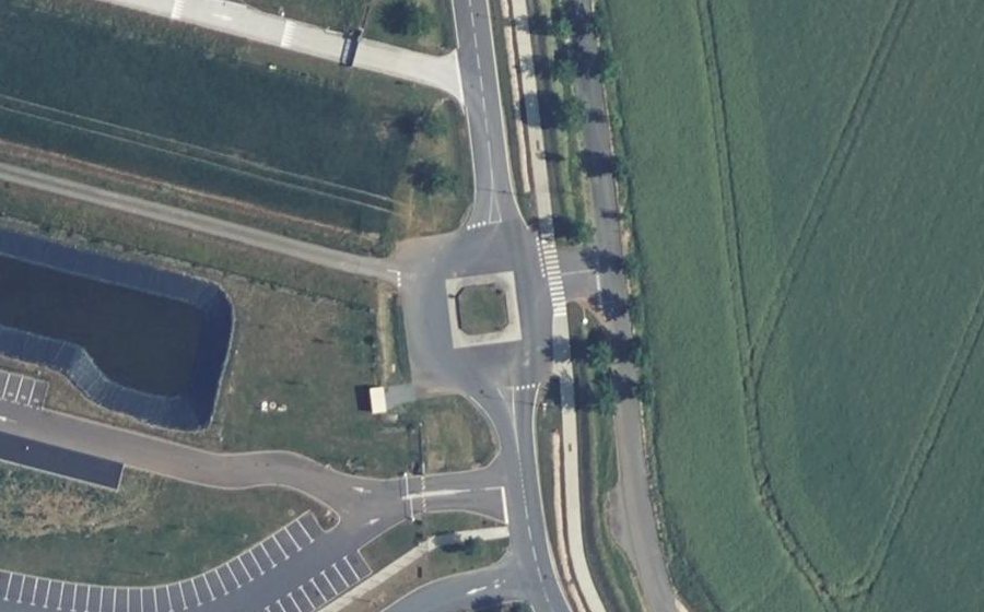 Vue aérienne du Rond-point anonyme n°148955044
