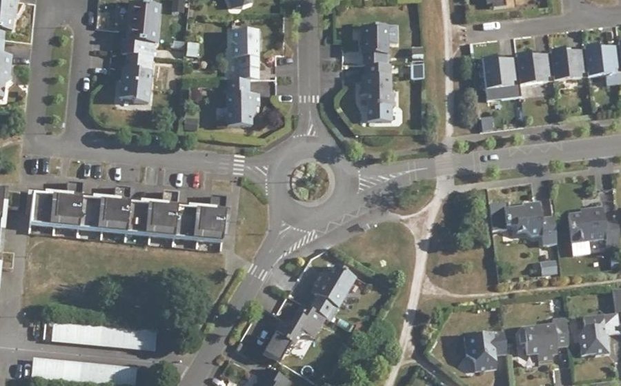 Vue aérienne du Rond-point anonyme n°148960220