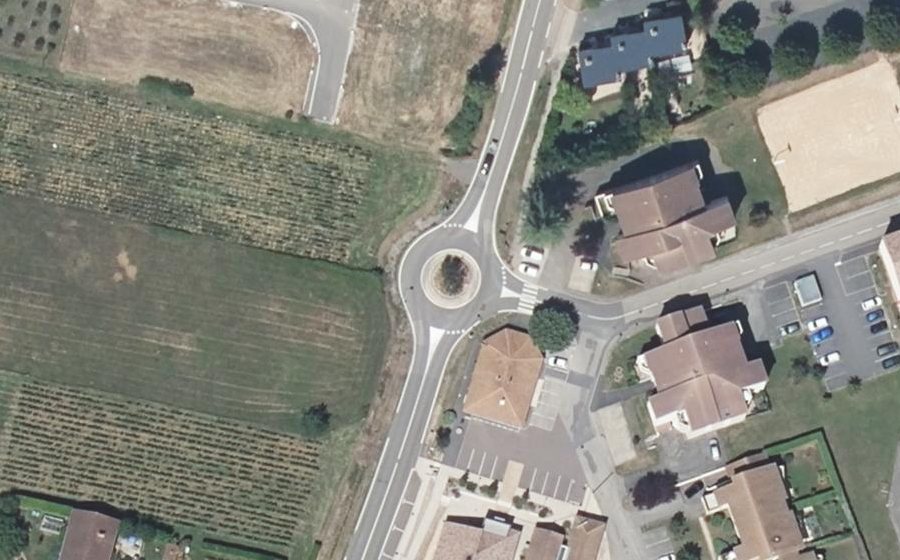 Vue aérienne du Rond-point anonyme n°148992742
