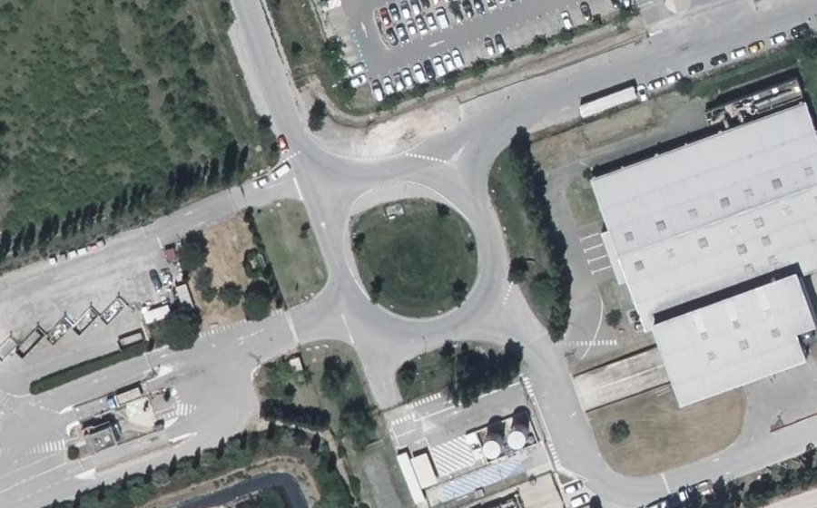 Vue aérienne du Rond-point anonyme n°148997763