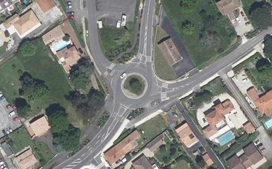 Vue aérienne du Rond-point anonyme n°148999709