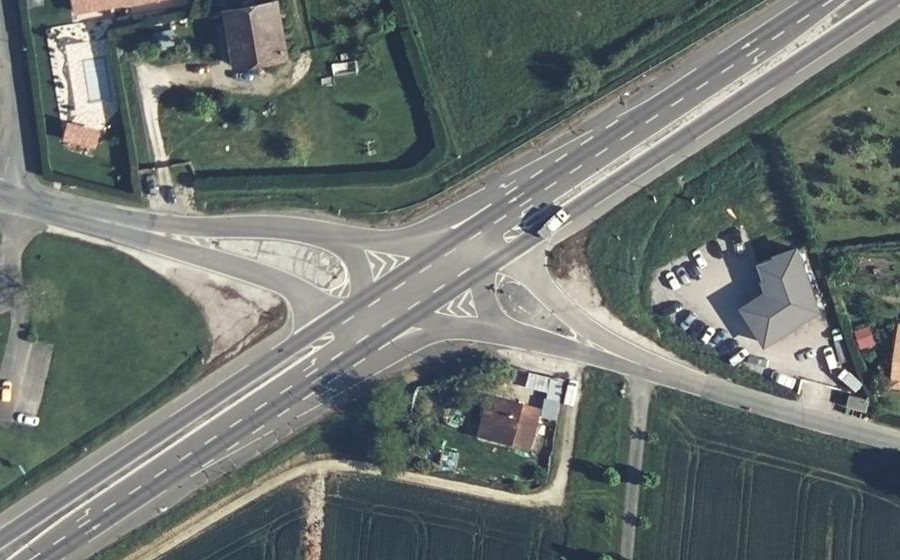 Vue aérienne du Rond-point anonyme n°1490180940